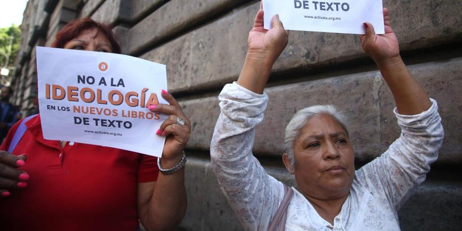 Padres de familia protestan contra los nuevos libros de texto gratuitos en Morelos.