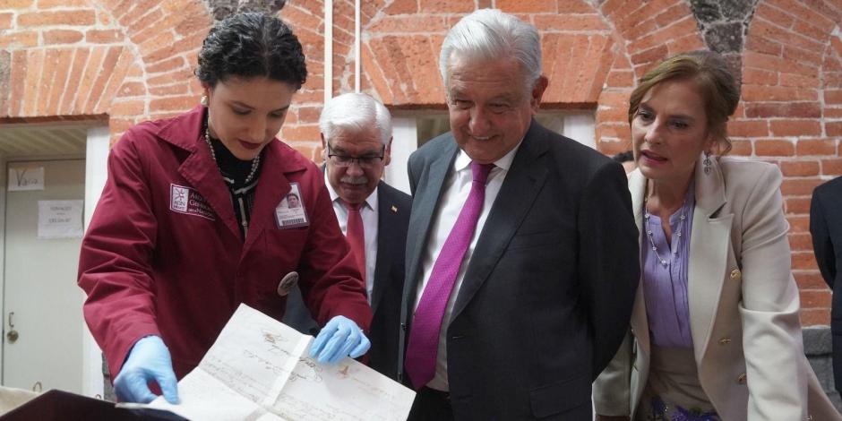 El mandatario con su esposa Beatriz Gutiérrez Müller (der.) durante un recorrido en el Archivo General de la Nación, tras conmemorar el 200 aniversario de éste, ayer.