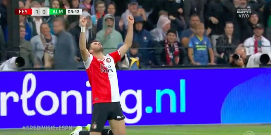 Santiago Giménez celebra su gol ante el Almere