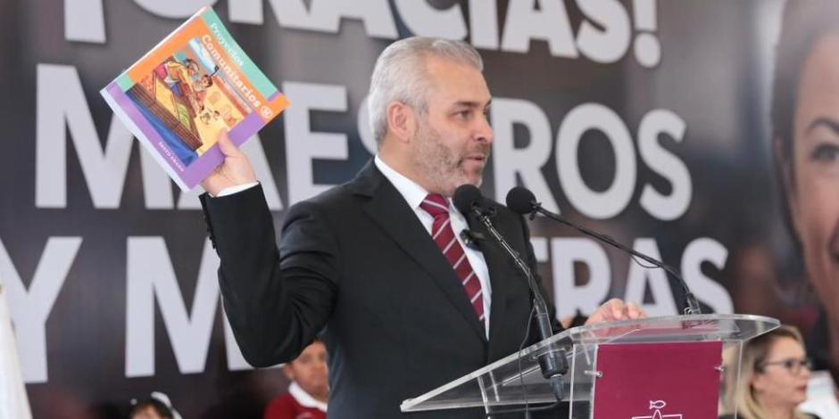 El gobernador de Michoacán reconoce el contenido de los nuevos libros de texto gratuitos.
