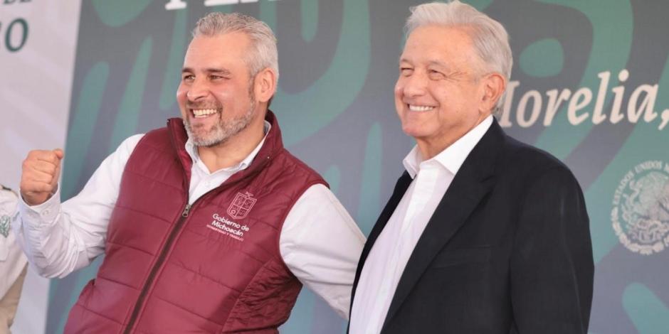 Gobernador Ramírez Bedolla (izq.) elogia gestión presidencial de López Obrador (der.) por reducir la deuda y aumentar la aprobación del pueblo.