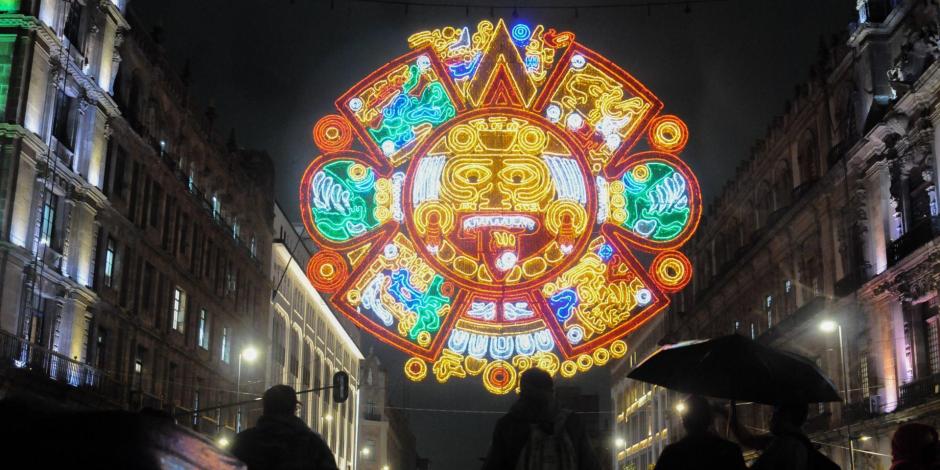 Encienden luminarias en el Zócalo po mes patrio