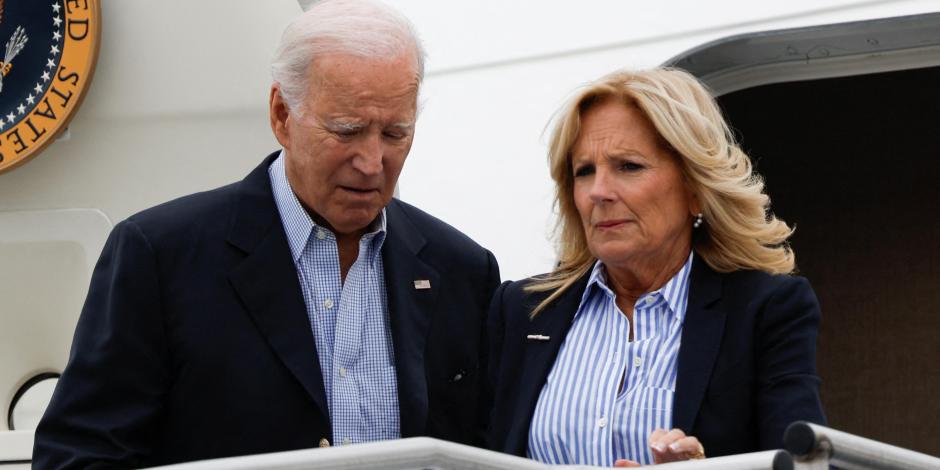 El presidente de Estados Unidos, Joe Biden, llega con la primera dama Jill Biden a bordo del Air Force One en su camino para recorrer la destrucción de la tormenta del huracán Idalia después de aterrizar en Gainesville, Florida, el 2 de septiembre de 2023.