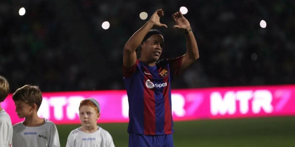 Ronaldinho fintó a un espontáneo que lo quería abrazar en un juego entre leyendas del Barcelona y el Maccabi Haifa.