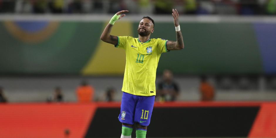 Neymar celebra uno de sus dos goles en el triunfo de Brasil por 5-1 sobre Bolivia en el inicio de ambas selecciones en las eliminatorias sudamericanas.