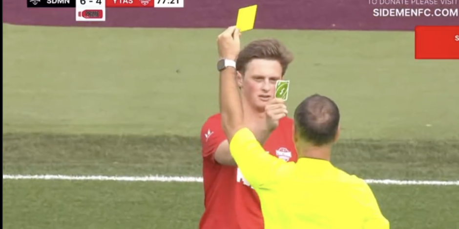 El youtuber Max Fosh le mostró una tarjeta del juego de mesa UNO al arbitró tras ser amonestado en un partido de futbol a beneficio.