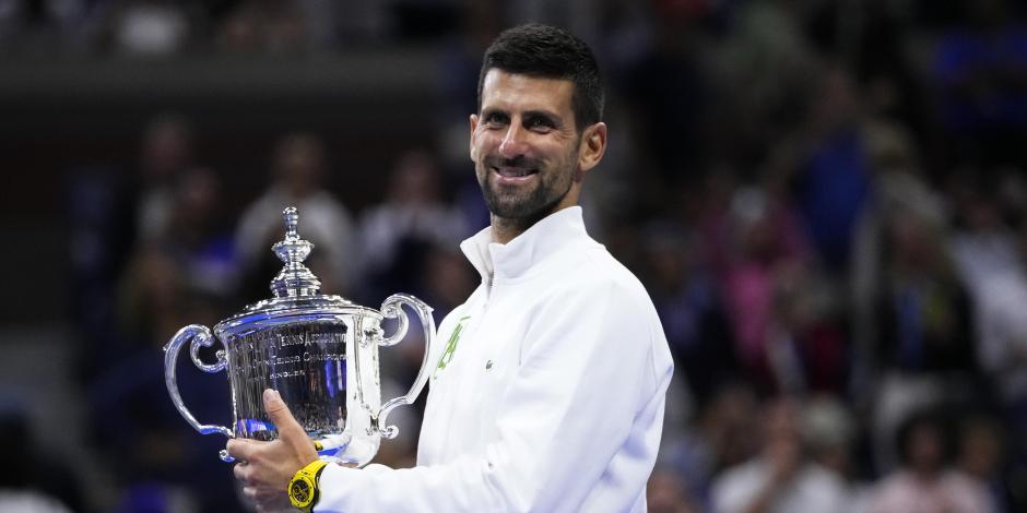 Novak Djokovic con el trofeo del US Open 2023, su título 24 en un torneo Grand Slam.