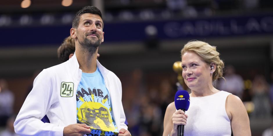 El serbio Novak Djokovic releva la camiseta con una imagen de él junto a Kobe Bryant en honor al fallecido basquetbolista tras ganar su título 25 de Grand Slam