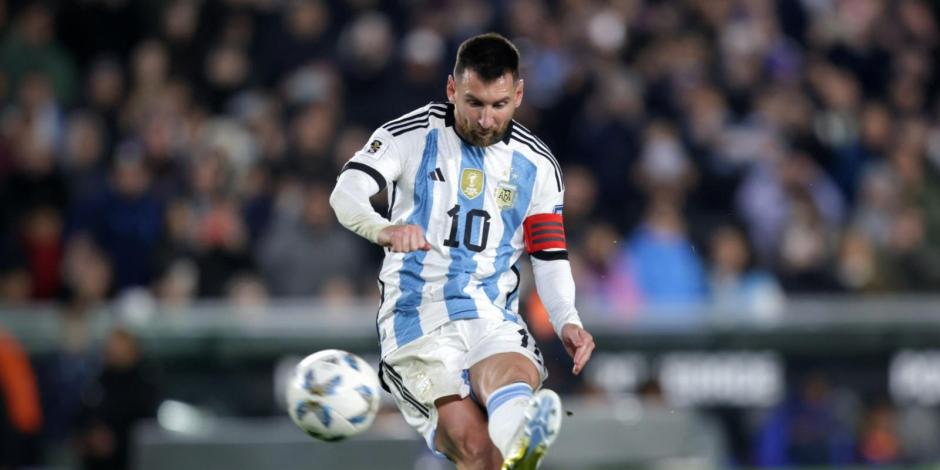 Lionel Messi en el cobro de su gol ante Ecuador en las Eliminatorias Sudamericanas rumbo al Mundial 2026