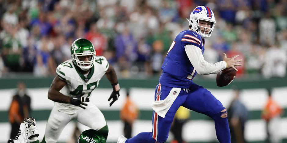 El quarterback Josh Allen (17) acarrea el balón en una acción del partido entre los New York Jets y los Buffalo Bills, en la Semana 1 de la NFL.