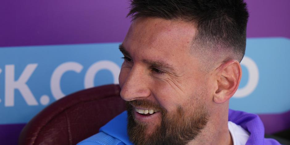 El delantero argentino Lionel Messi en la banca de suplentes durante el partido contra Bolivia por las eliminatorias del Mundial