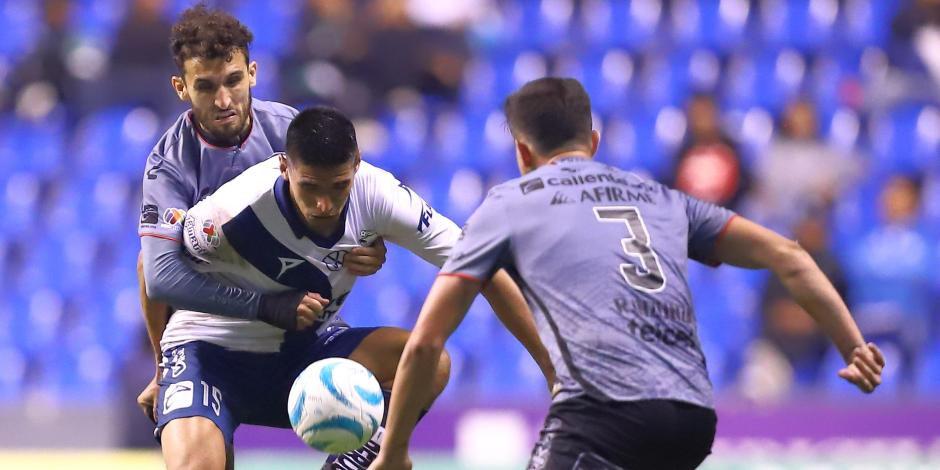 Guillermo Martínez, del Puebla, intenta quitarse la marca de Rodrigo Godínez, de Xolos, en el juego de la Fecha 7 de la Liga MX entre ambos clubes, el pasado 1 de septiembre.