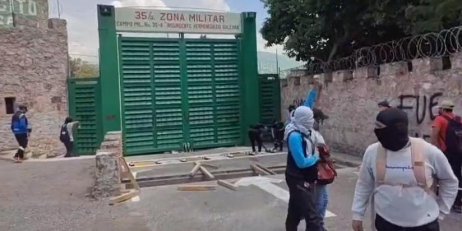 Normalistas de Ayotzinapa atacan con piedras y bombas molotov Zona Militar en Chilpancingo