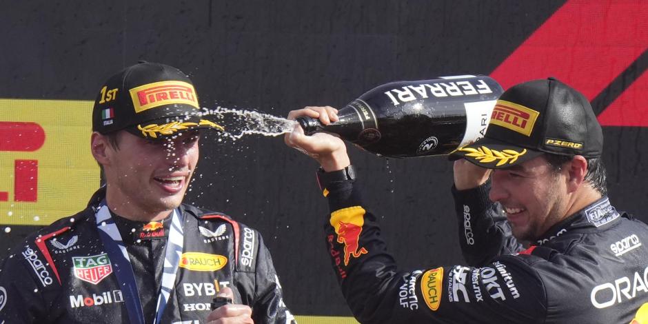 Max Verstappen y Checo Pérez festejan el 1-2 de Red Bull en el Gran Premio de Italia de Fórmula 1, el pasado 3 de septiembre.