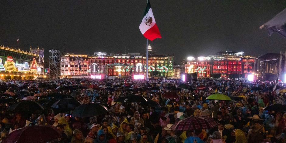 Miles de personas se dieron cita en el Zócalo capitalino para celebrar el 213 aniversario del inicio de la lucha de Independencia de México.