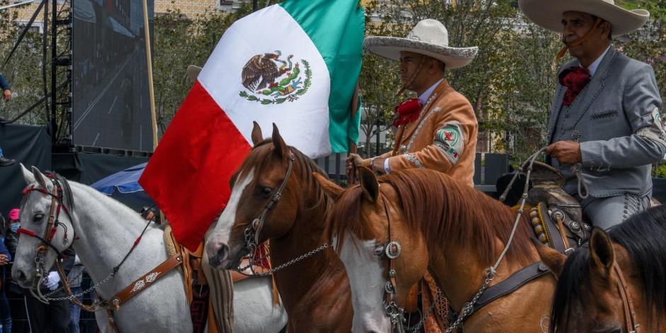 Aspectos del Desfile por el CCXII Aniversario de la Independencia de México realizado de la ciudad de Toluca en donde participaron 8 escoltas, 3 mil 379 elementos, 255 vehículos, siete carros alegóricos, 102 binomios equinos y 36 binomios caninos.