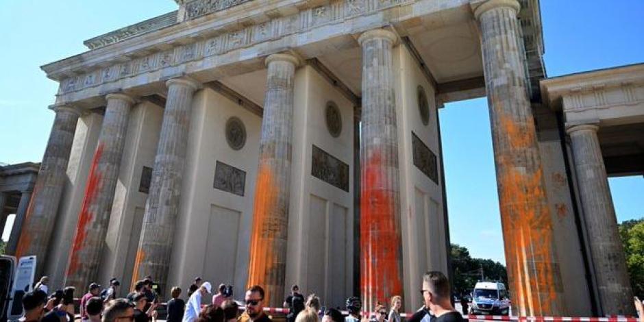 Activistas rocían pintura a columnas de Puerta de Brandenburgo de Berlín