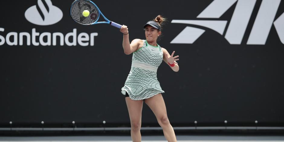 Lya Fernández en acción durante su juego ante Hailey Baptiste en la ronda de 64 del WTA Guadalajara Open AKRON 2023.