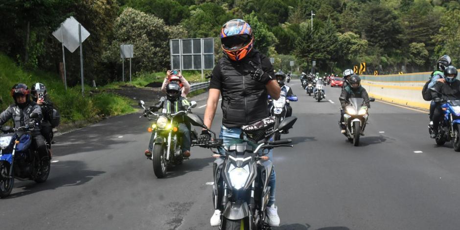 Motociclistas se reúnen en la caseta de Tlalpan, en el marco de una "rodada" en homenaje a "bikers" accidentados en la autopista México-Cuernavaca