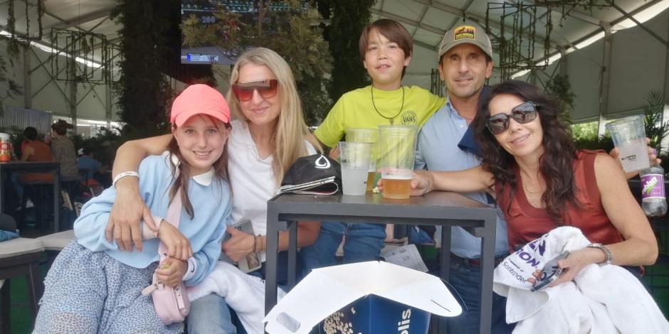 Alejandro Urrea, horse manager del Guadalajara Country Club, en compañía de su familia en el WTA Guadalajara Open AKRON 2023.