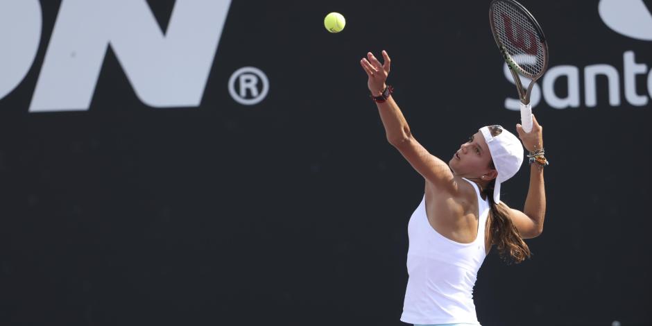 Emiliana Arango en acción durante su partido contra Sloane Stephens en la ronda de 32 del WTA Guadalajara Open AKRON 2023.
