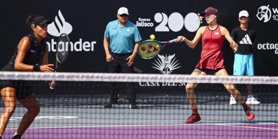 Fernanda Navarro (izquierda) y Eugénie Bouchard perdieron su encuentro correspondiente a la ronda de 32 de dobles en el WTA Guadalajara Open AKRON 2023.
