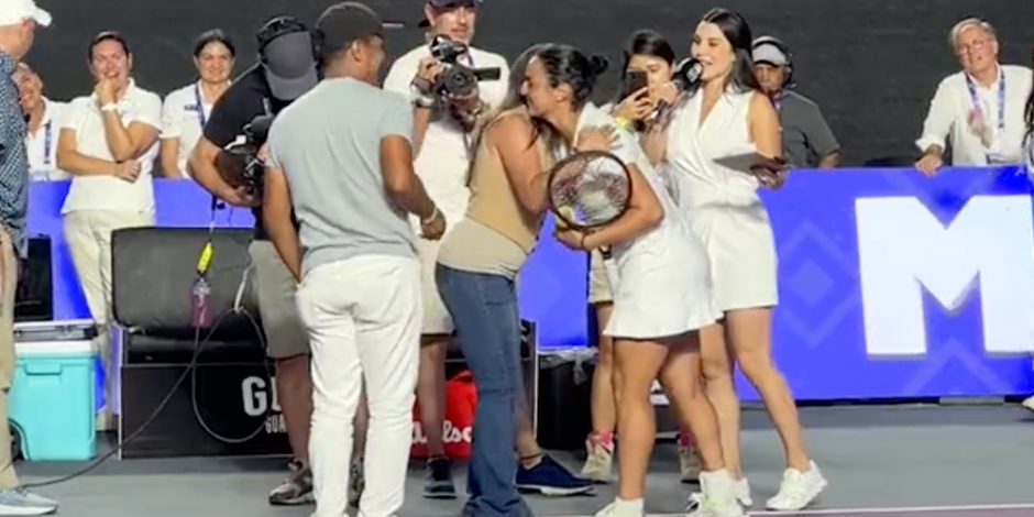 Ons Jabeur fue testigo de la pedida de mano de un aficionado a su novia después de su victoria sobre Alycia Parks en el WTA Guadalajara Open AKRON.