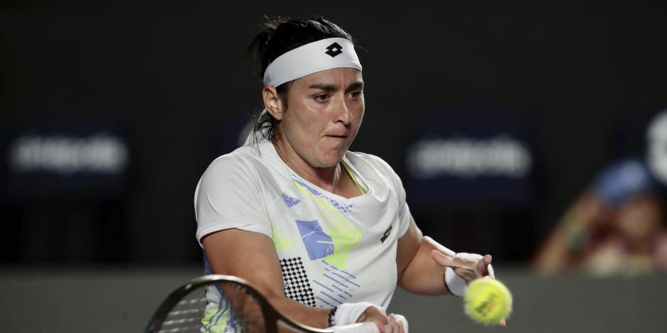 Ons Jabeur, en acción durante su duelo contra Martina Trevisan en los octavos de final del WTA Guadalajara Open AKRON 2023.