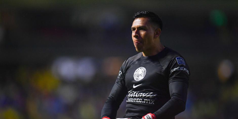 Luis Malagón celebra un gol del América en el Clásico Nacional ante Chivas, en el Apertura 2023 de la Liga MX
