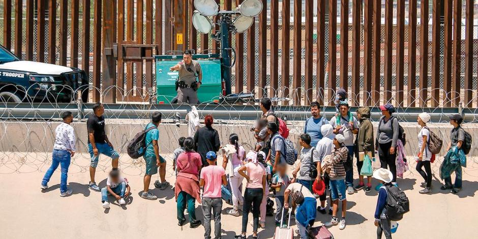 Un grupo de migrantes en intenta cruzar la frontera entre México  y EU.