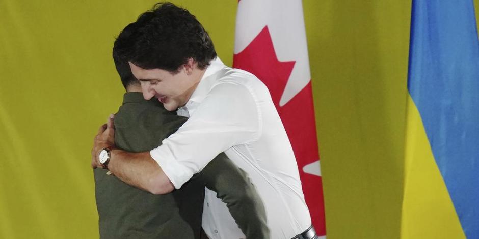 El primer ministro canadiense Justin Trudeau (der.) abraza al presidente ucraniano Zelenski en un acto en la Fort York Armoury en Toronto.
