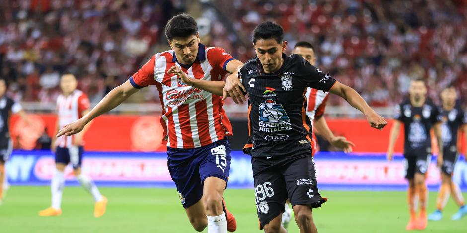 Una acción del Chivas vs Pachuca, partido de Jornada 9 del Apertura 2023 Liga MX