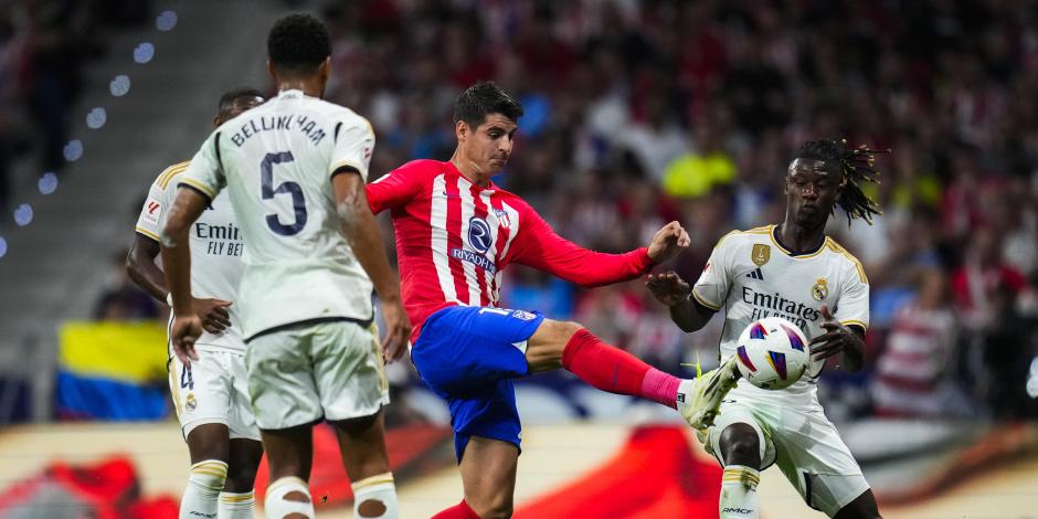 Álvaro Morata anota uno de sus goles en el Derby Madrileño.