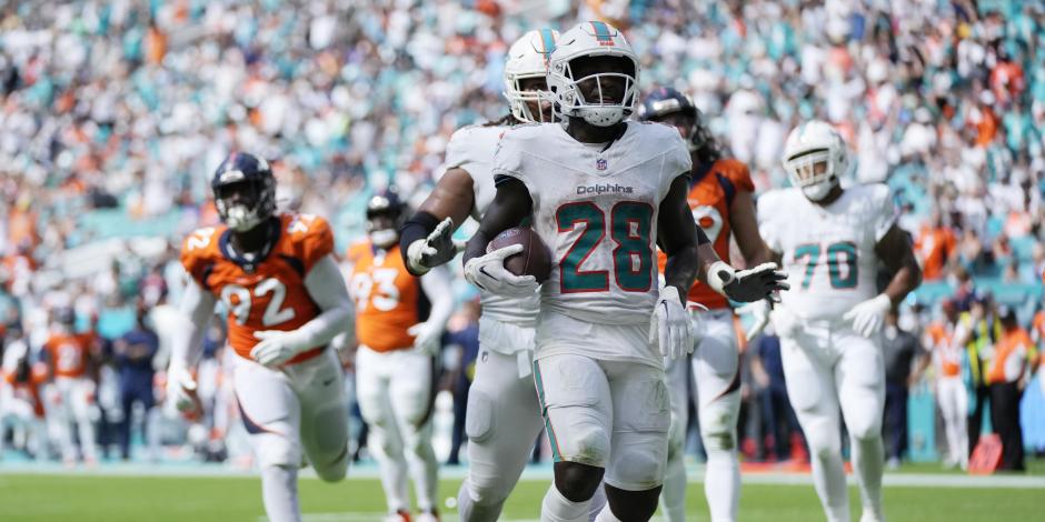 El running back De'Von Achane (28) de los Miami Dolphins celebra tras anotar un touchdown ante los Denver Broncos
