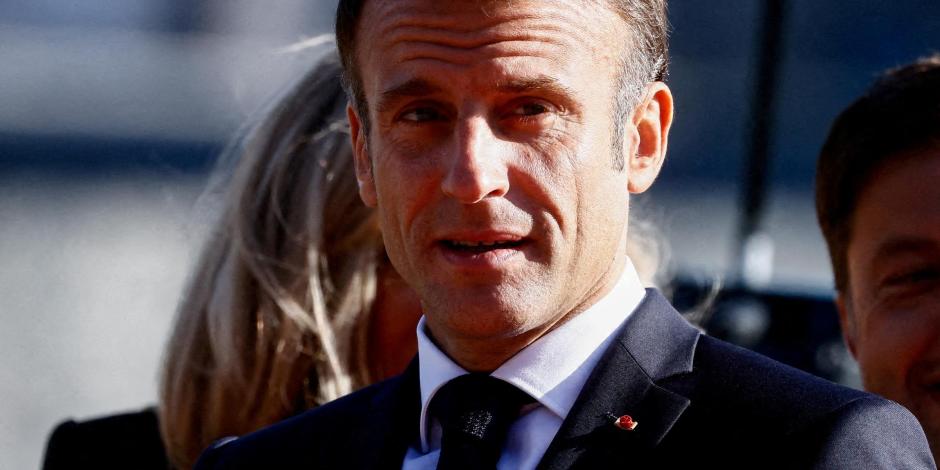 El presidente francés, Emmanuel Macron, espera para dar la bienvenida al Papa Francisco, antes de una reunión en el Palais du Pharo, con motivo de los Encuentros del Mediterráneo (MED 2023), en Marsella, Francia, el 23 de septiembre de 2023.
