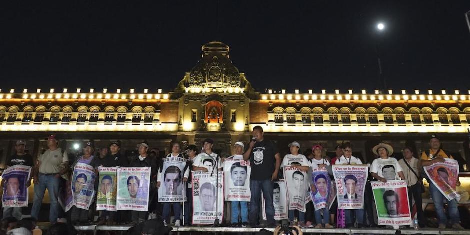 Padres de los 43, anoche en una protesta afuera de Palacio Nacional.