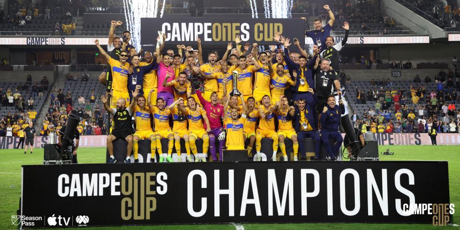 Futbolistas de Tigres festejan con el trofeo de la Campeones Cup tras su victoria sobre LAFC.