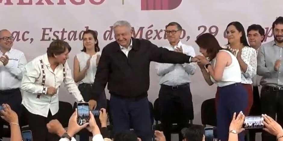 Mariela Gutiérrez, alcaldesa de Tecámac, besa la mano de AMLO durante gira por Edomex │ VIDEO