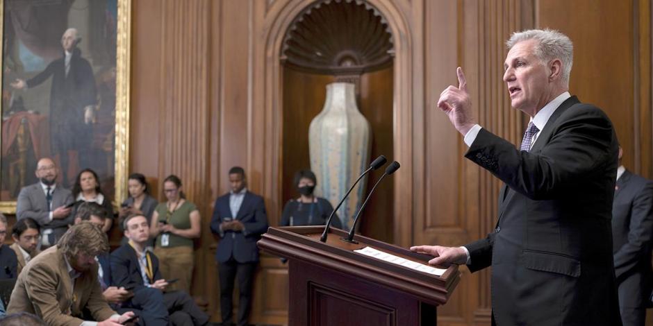 El líder republicano Kevin McCarthy habla ante la prensa, ayer, en el Capitolio.