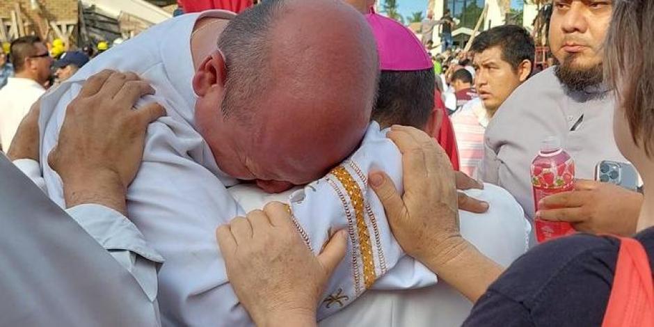 Sacerdote llora por la tragedia en una iglesia de Ciudad Madero, en Tamaulipas