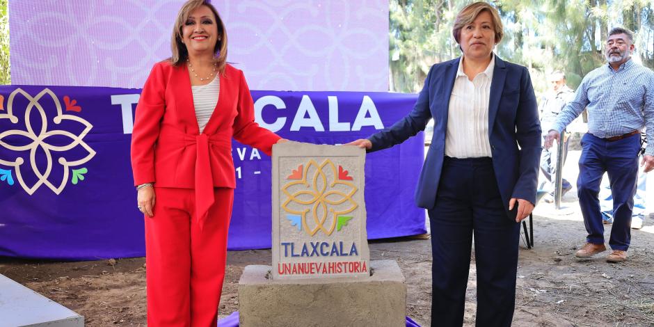La gobernadora constitucional de Tlaxcala, Lorena Cuéllar (izquierda).