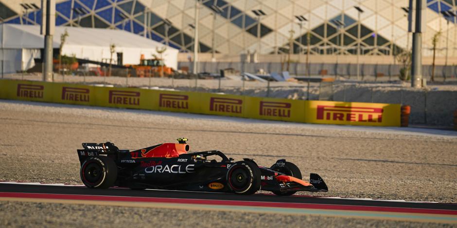El Red Bull de Checo Pérez en la primera práctica del Gran Premio de Qatar de F1.