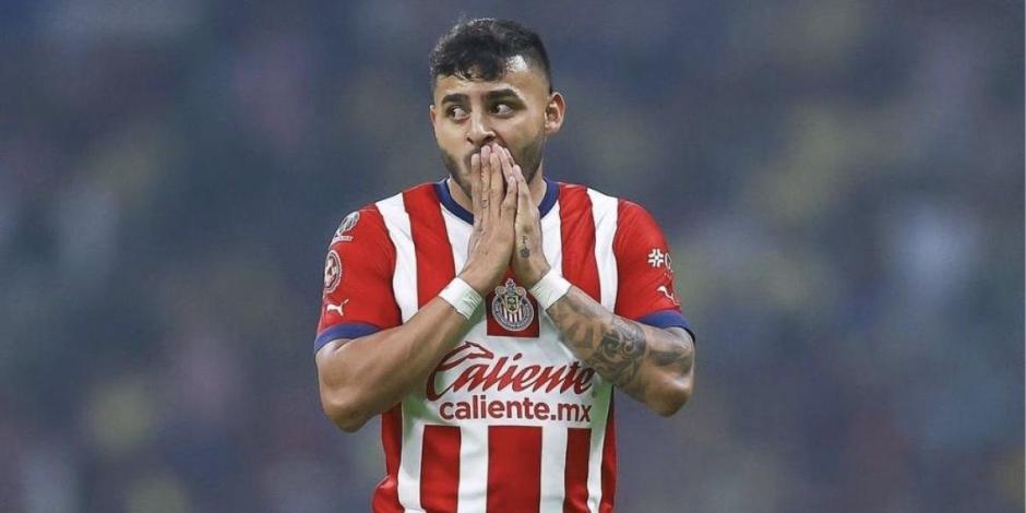 Alexis Vega se lamenta durante un partido de Chivas en la Liga MX.