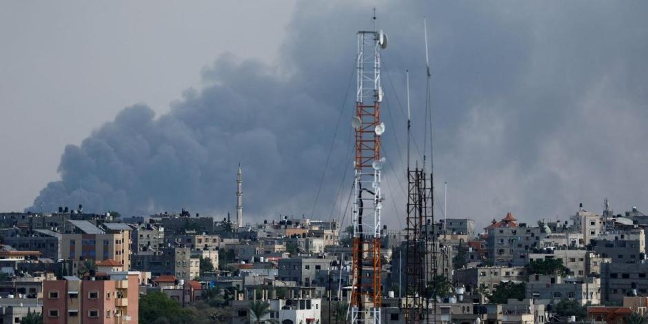 El humo se eleva tras los ataques israelíes en Gaza, 7 de octubre de 2023.