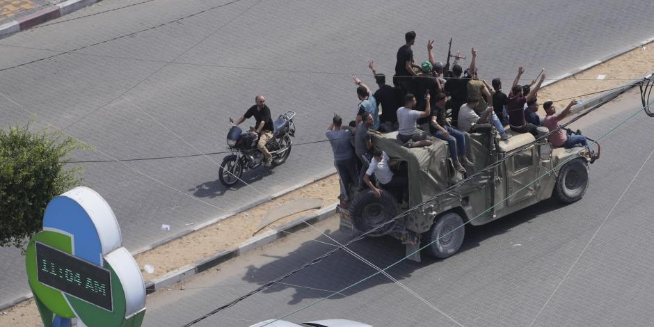 Militantes palestinos conducen un vehículo militar israelí capturado en la ciudad de Gaza el sábado 7 de octubre de 2023
