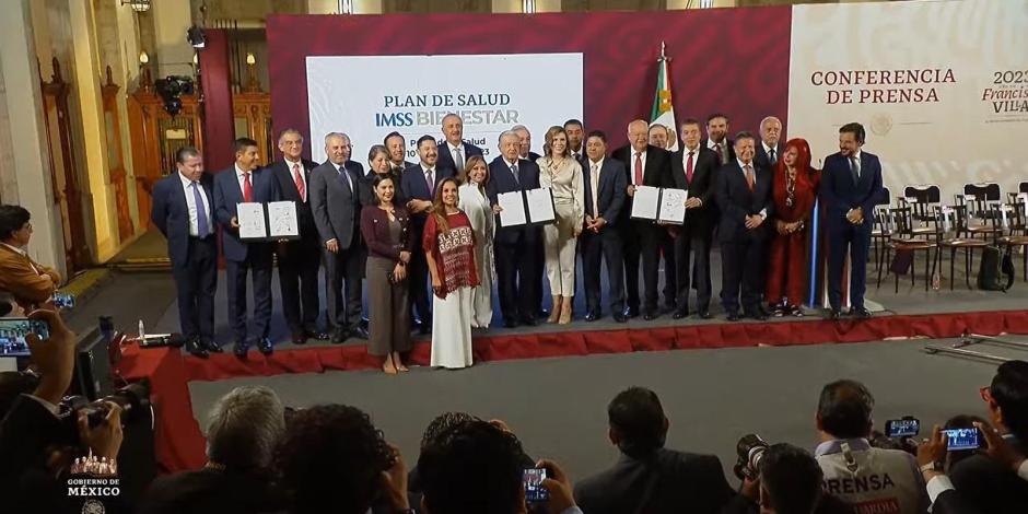 Los gobernadores presentes este martes en Palacio Nacional junto a López Obrador.