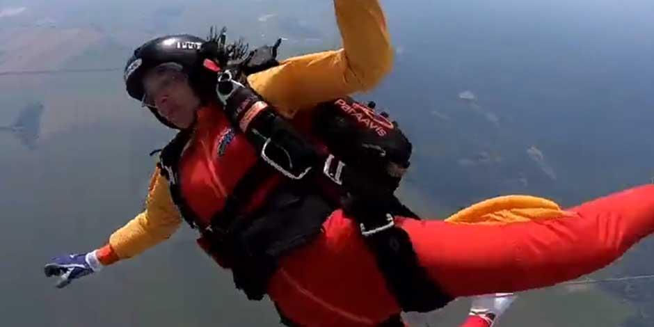 Mujer salta de un avión y no logra abrir su paracaídas, la salvó su instructor