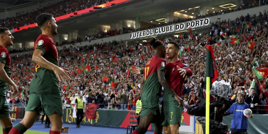 Cristiano Ronaldo celebra después de anotar el segundo gol de su equipo desde el punto de penalti durante el partido del grupo J de clasificación para la Eurocopa 2024 entre Portugal y Eslovaquia