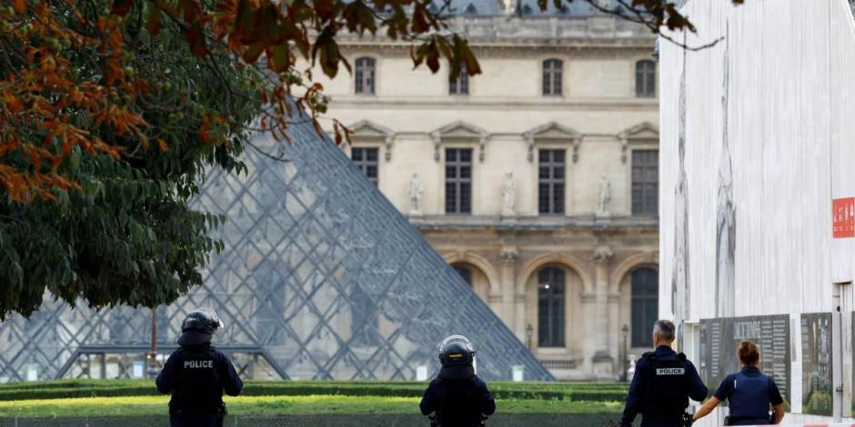 Elementos de la policía de Francia al exterior del Museo del Louvre.