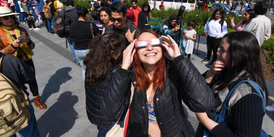 En Toluca, observan desarrollo del eclipse solar anular.